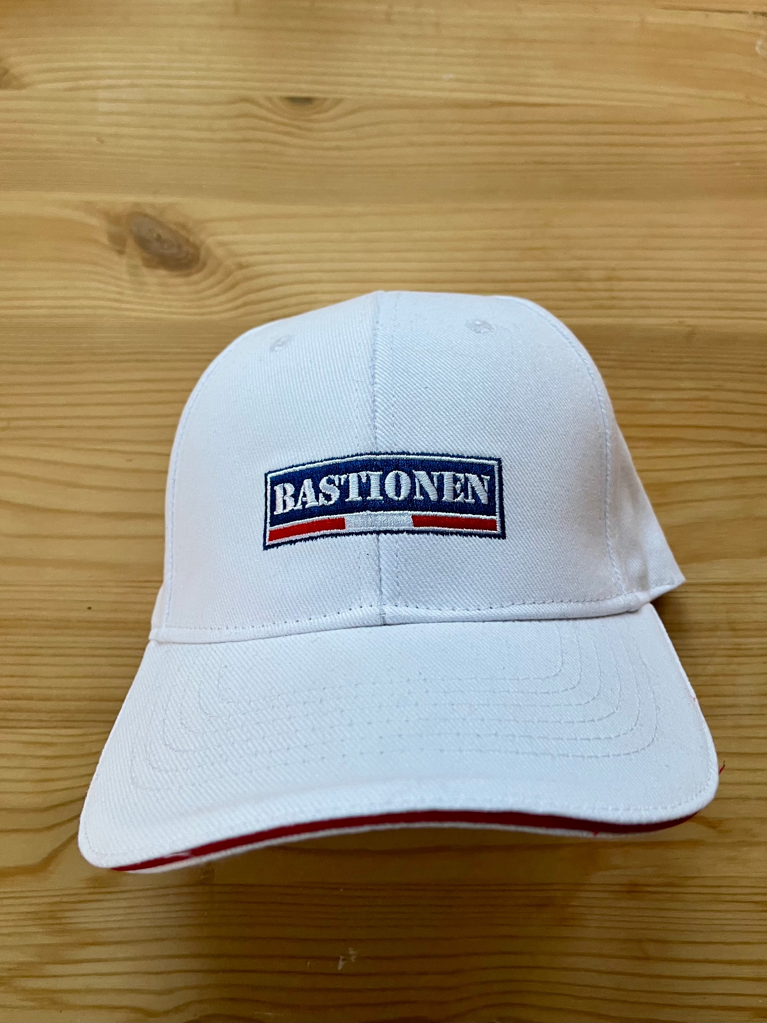 Caps med Bastionen-logo