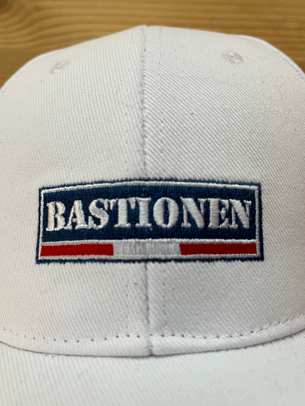 Caps med Bastionen-logo