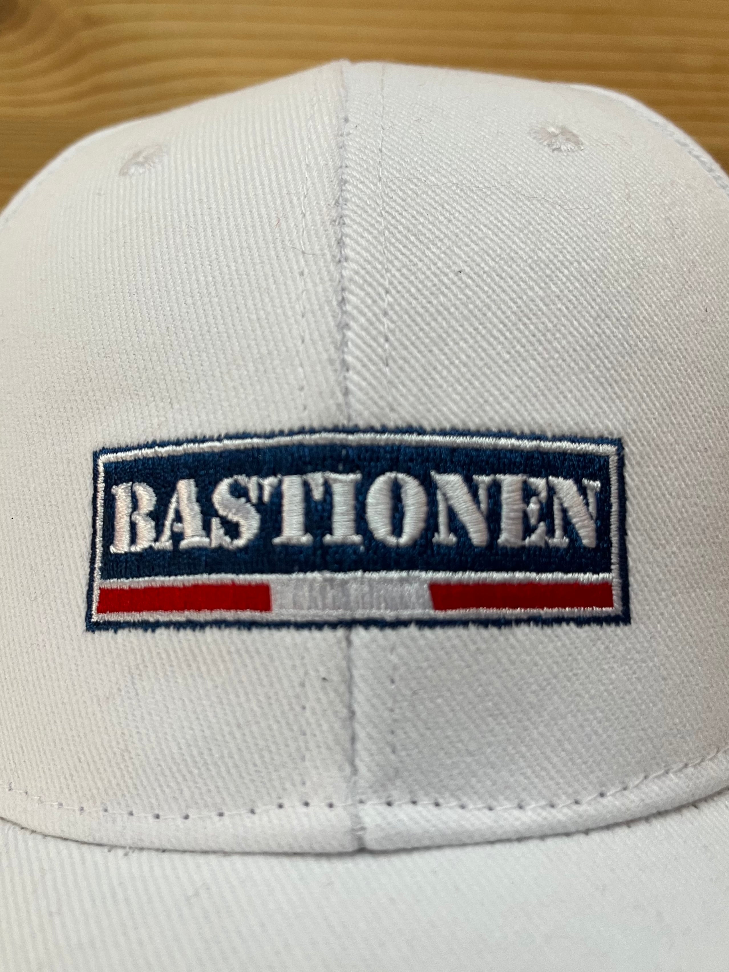 Caps med Bastionen-logo